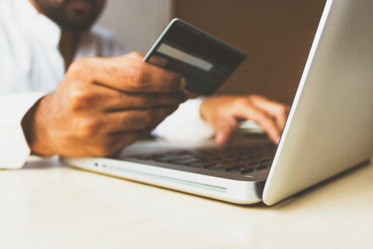 WooCommerce или Shopify — онлайн магазин на лаптоп